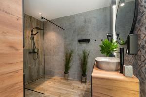 Koupelna v ubytování Golden Apartment by LoftAffair