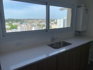 encimera de cocina con fregadero y ventana en Departamento ROMA 3 Ambientes en Bahía Blanca