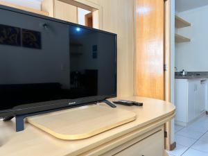 a large flat screen tv sitting on top of a table at Multiparque Hplus Long Stay in Brasilia