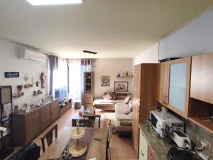 een woonkamer met een bank en een tafel bij Promenade 3-Bedroom apartment with large balcony. in Durrës