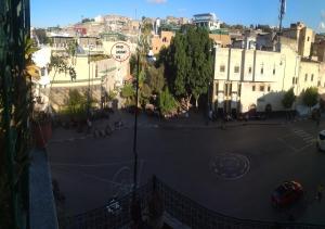 uitzicht op een stad zonder parkeerbord bij Ryad Zahrat Fes in Fès