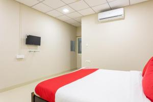 1 dormitorio con 1 cama y TV en la pared en JAGTARA RESIDENCY, en Indore