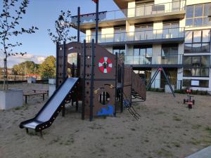 Plac zabaw dla dzieci w obiekcie Marina View 15 & SPA