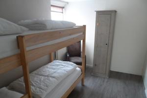 a bedroom with a bunk bed and a closet at Appartement met inpandig balkon, 150 meter verwijderd van strand en centrum in Zoutelande