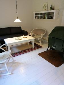 een woonkamer met een bank en een tafel bij Skovhuset in Give