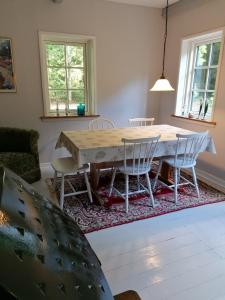 吉弗的住宿－Skovhuset，一间带木桌和椅子的用餐室
