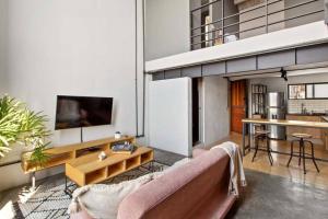 a living room with a couch and a table at +MS +Contemporáneo loft +Ubicadísimo +Arcos loft 3 in Laborcillas