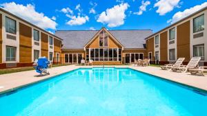 une piscine en face d'un bâtiment dans l'établissement SureStay Plus Hotel by Best Western Wytheville, à Wytheville