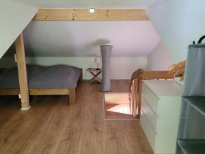 a small room with a bunk bed and a desk at Ferienwohnung im Stadtzentrum in Hennigsdorf