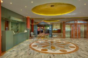 hol z dużym żółtym sufitem w obiekcie Hotel Savoy Prague w Pradze