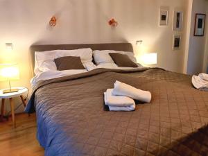 duże łóżko z dwoma składanymi ręcznikami w obiekcie CozyHome The Castle Apartment - Spacious, quiet, high ceiling w Bratysławie