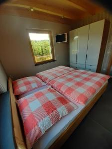 Bett in einem kleinen Zimmer mit Fenster in der Unterkunft Beim Schlafwandler in Virneburg