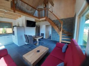 ein Wohnzimmer mit einem roten Sofa und einem Holztisch in der Unterkunft Beim Schlafwandler in Virneburg