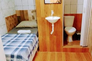 a bathroom with a sink and a toilet at RESIDENCIAL OLIVEIRA in Manaus