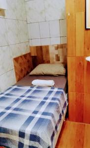 Habitación pequeña con cama azul y blanca en RESIDENCIAL OLIVEIRA, en Manaus