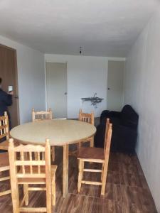 - une salle à manger avec une table et des chaises dans l'établissement Posada MemeLulu, à Nanacamilpa