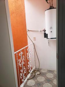 um quarto com uma escada com uma porta e um aperitivo em Posada MemeLulu em Nanacamilpa