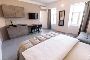 Postel nebo postele na pokoji v ubytování OPERA Hotel