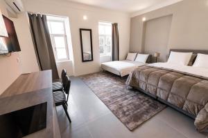 Postel nebo postele na pokoji v ubytování OPERA Hotel