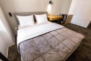 Postel nebo postele na pokoji v ubytování OPERA Hotel