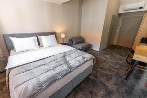 Postel nebo postele na pokoji v ubytování OPERA Hotel