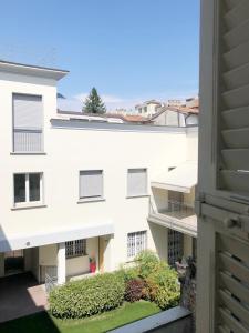 een balkon met uitzicht op een wit gebouw bij City Center Apartment Piacenza in Piacenza