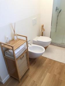 een badkamer met een wit toilet en een wastafel bij City Center Apartment Piacenza in Piacenza