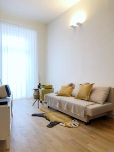 een woonkamer met een bed en een kat op de vloer bij City Center Apartment Piacenza in Piacenza