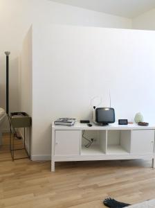 een wit bureau met een tv erop bij City Center Apartment Piacenza in Piacenza