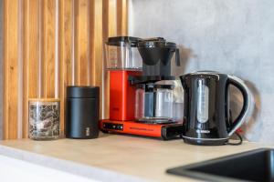 um balcão de cozinha com comodidades para preparar café e cafeteira em Apartament WILLOW TREE SurfingBird Dźwirzyno em Dźwirzyno