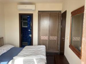 Кровать или кровати в номере Chalet lake view in Porto Sharm El sheikh