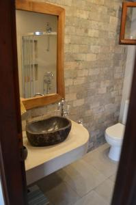 łazienka z umywalką i toaletą w obiekcie Villa Consta w mieście Tsagarada