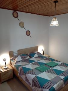 ein Schlafzimmer mit einem Bett mit einer bunten Bettdecke in der Unterkunft Apartamento Hogar Caribeño 2H con AA in Santa Marta
