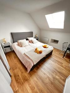 1 dormitorio con 1 cama con 2 toallas en Le Domaine du Nail, en Mée