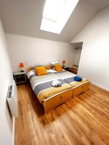 1 dormitorio con 1 cama grande y tragaluz en Le Domaine du Nail, en Mée