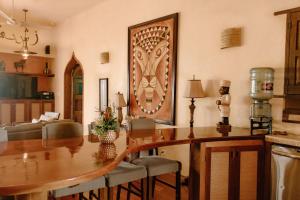 ein Esszimmer mit einem Holztisch und Stühlen in der Unterkunft La Perla del Caribe - Villa Amethyst in San Pedro