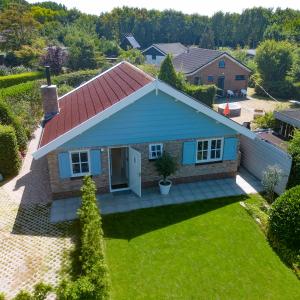 een luchtzicht op een huis met een rood dak bij Casa Pueblo Viejo in Ouddorp