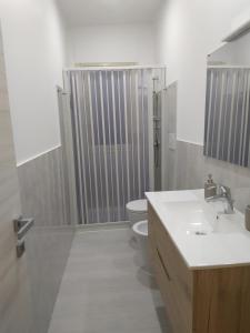 een badkamer met een toilet, een wastafel en een douche bij Shine Flowers Room in Scordia