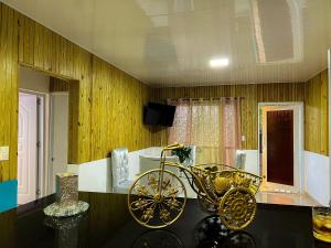 a gold carriage on a table in a room at Alaia Casa de campo By Hospedify Para 10 personas en la naturaleza con BBQ cerca de rió cristalino in Jarabacoa