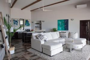 salon z białą kanapą i stołem w obiekcie La Perla del Caribe - Villa Sapphire w mieście San Pedro