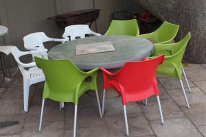 un grupo de sillas alrededor de una mesa redonda en MO MAJOR en Ciudad del Cabo