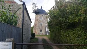 un viejo edificio de ladrillo con una torre de reloj. en Sunnyside Annexe en Oxford