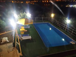 uma vista superior de uma piscina à noite em Shine Flowers Room em Scordia