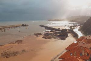 una vista aérea de la playa y del océano en Hotel Faranda Marsol Candás, en Candás
