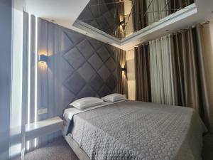 una camera con un letto e una grande finestra di Harmony Apartments a Podgorica