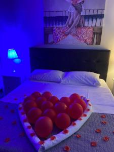 ナポリにあるDomus 2の赤玉のトレイ付きベッド