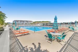 Πισίνα στο ή κοντά στο Grande at Canal Pointe 37502 Worcester Dr