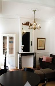ein Wohnzimmer mit einem Tisch und einem Spiegel in der Unterkunft Holiday Home Huis Dujardin 1 in Antwerpen
