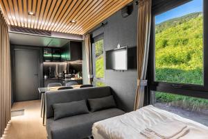 een woonkamer met een bank en een raam bij Sogndal Fjordpanorama in Sogndal