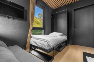 sypialnia z łóżkiem, oknem i telewizorem w obiekcie Sogndal Fjordpanorama w mieście Sogndal